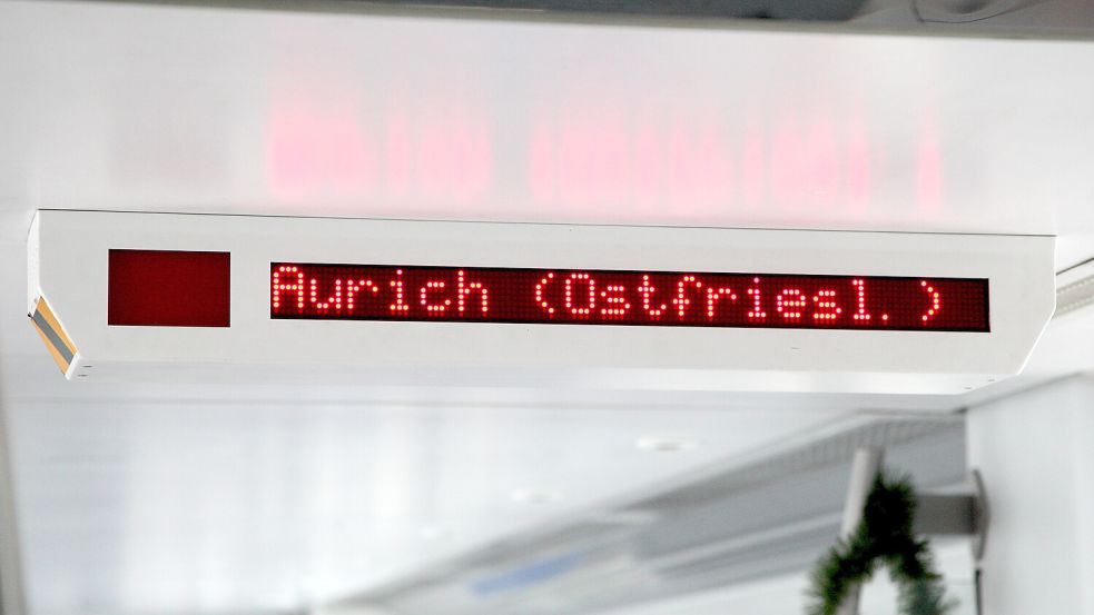 Aurich soll wieder einen Bahnhof bekommen, wie auf dieser seltene Anzeige aus einem Sonderzug. Foto: Romuald Banik