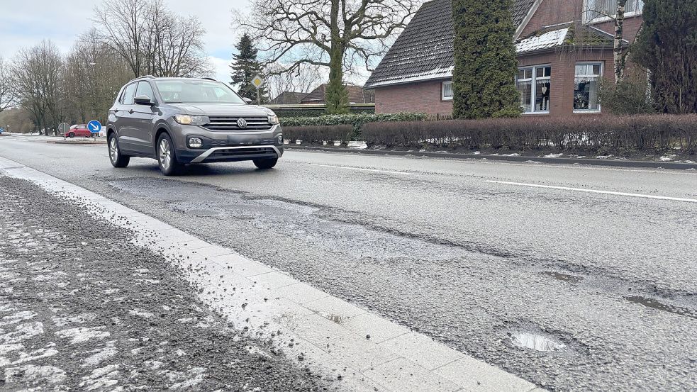 An einigen Stellen ziehen sich die Löcher im Asphalt über mehrere Meter. Diese Stelle liegt etwa auf der Höhe des Truglandswegs. Foto: Lars Löschen/Archiv