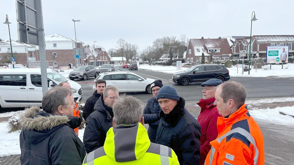 An einem frühen Donnerstagnachmittag wird es an der Kreuzung Ostertorstraße/Schützenstraße in Remels schon mal voll. Eine Ampel soll den Verkehr in Zukunft regeln. Foto: Lars Löschen/Archiv