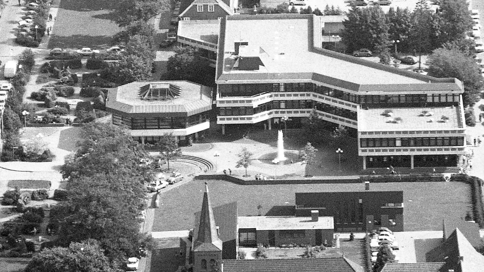 Blick in die 1970er-Jahre: Die Luftaufnahme zeigt das neue Rathaus am Georgswall kurz nach der Eröffnung. Gut zu erkennen ist der Springbrunnen auf dem Vorplatz sowie der achteckige Ratssaal, der den Namen „chinesisches Teehaus“ prägte. So kantig das neue Rathaus wirkt, so verspielt sind seine parkähnlichen Außenanlagen (links am Bildrand), die im Volksmund schnell „klein Sanssouci“ genannt werden. Im Vordergrund liegt die katholische Kirche. Fotos: Archiv ON