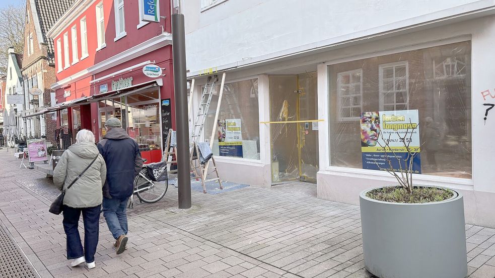 In dem Ladenlokal in der Burgstraße, in dem einst Gesundheitsschuhe verkauft wurden, werden bald Nägel lackiert. Foto: Mieke Matthes