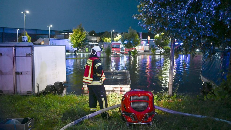 Überflutete Tankstelle Foto: Lars Penning/dpa