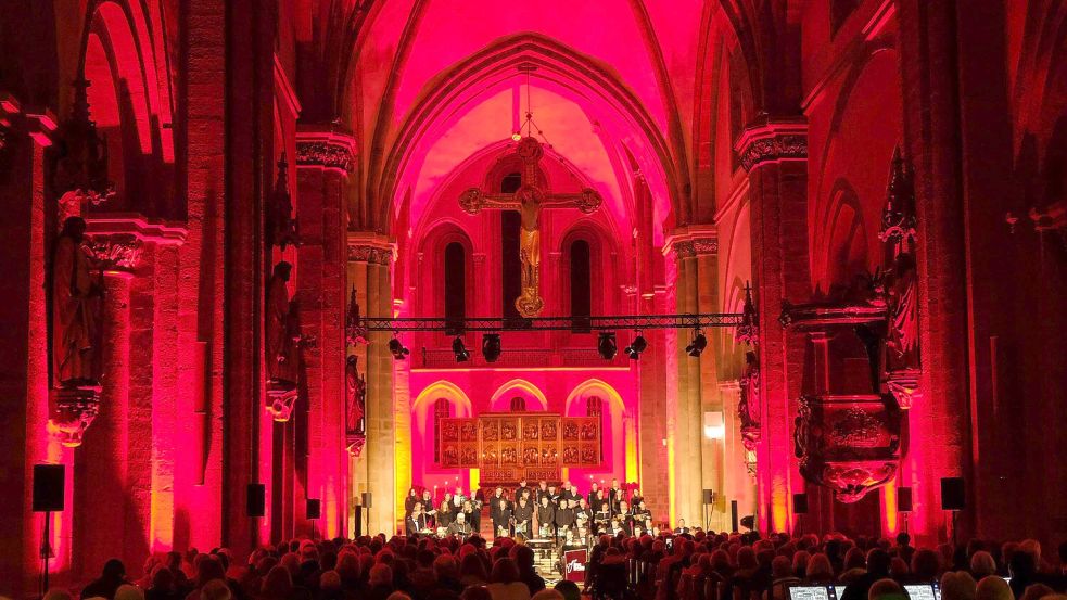 Ungewohnt und stimmungsvoll: Zum Sacred Concert erstrahlt der Dom in überraschenden Farben. Foto: Thomas Osterfeld