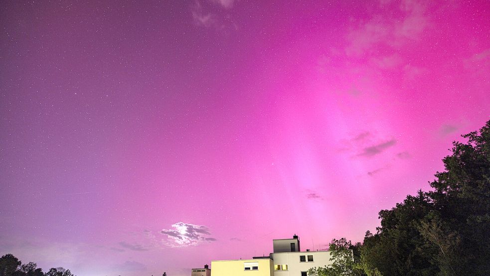 Gelegentlich sind Polarlichter über Deutschland zu sehen. Im März könnte es wieder so weit sein. Foto: IMAGO/Dominik Kindermann