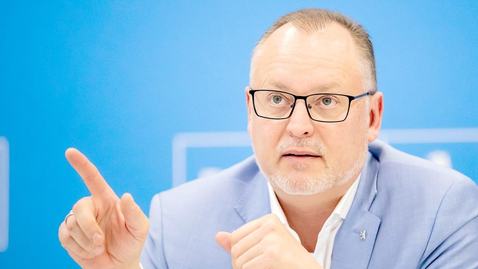 Falko Liecke (CDU), Staatssekretär für Jugend und Familie, äußerte den Verdacht, dass der Vorfall aus politischen Gründen nicht gemeldet wurde. (Archivbild) Foto: Christoph Soeder/dpa