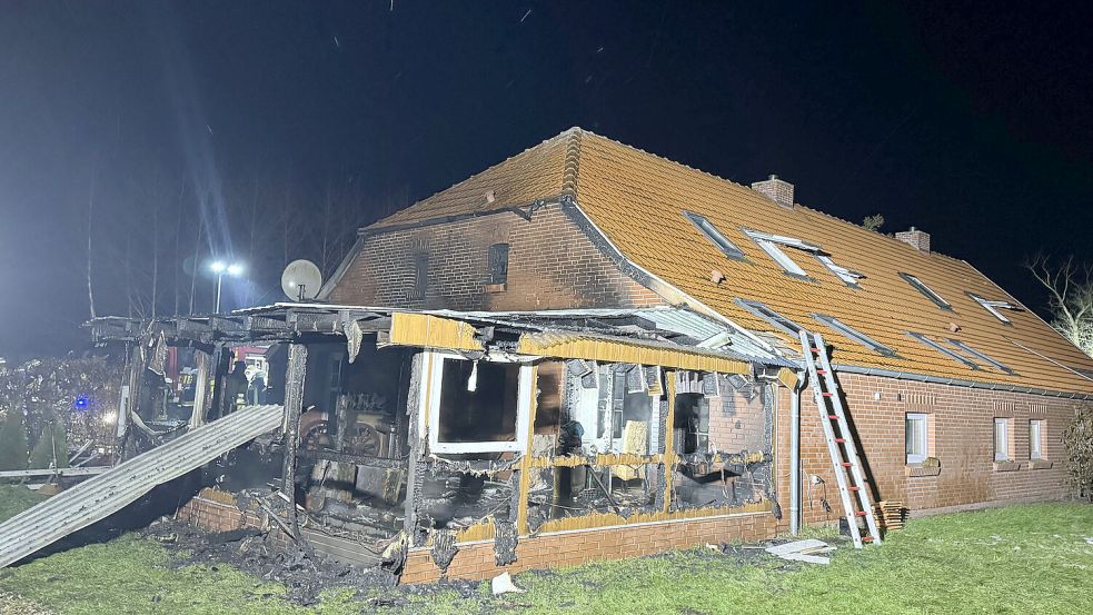 Der Anbau wurde bei dem Feuer weitgehend zerstört und auch das Wohnhaus wurde in Mitleidenschaft gezogen. Foto: Feuerwehr