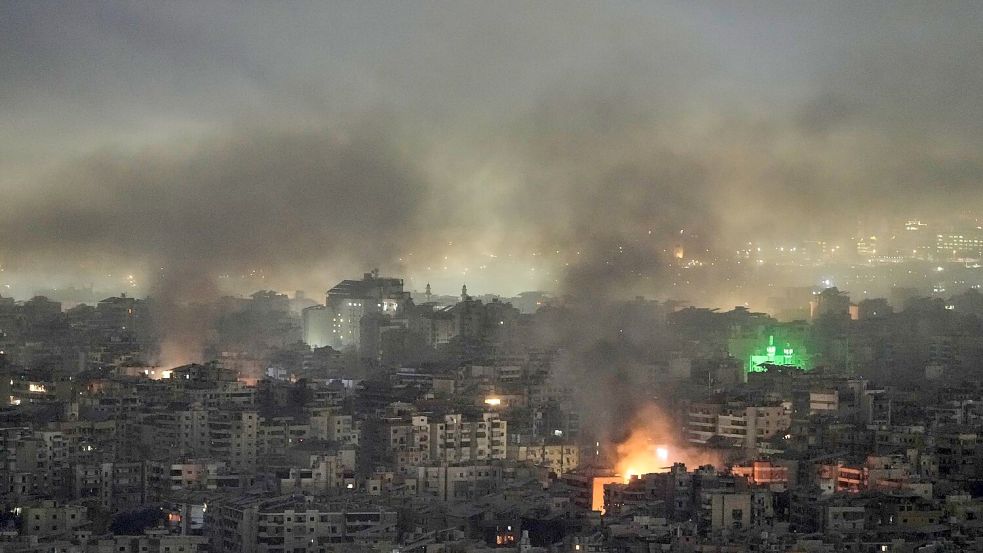 Die israelische Luftwaffe hat nach eigenen Angaben Kommando-Zentralen der Hisbollah im Süden Beiruts angegriffen. Foto: Bilal Hussein/AP/dpa