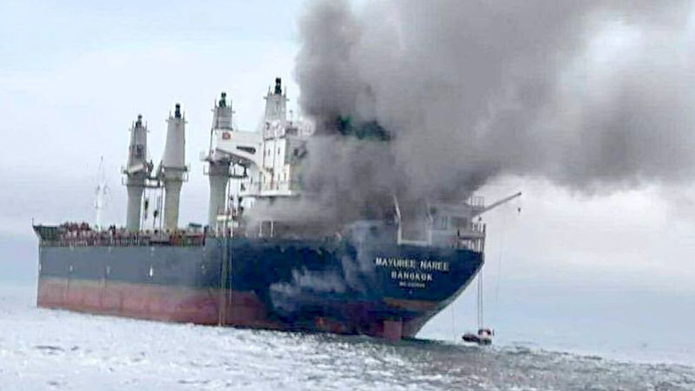 Auf einem thailändischen Schiff ist nach Beschuss ein Feuer ausgebrochen. Foto: Uncredited/Royal Thai Navy via A