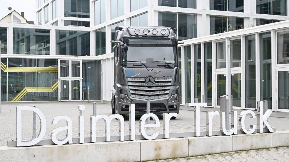 Daimler Truck verzeichnet Gewinneinbruch im vergangenen Jahr. (Archivbild) Foto: Bernd Weißbrod
