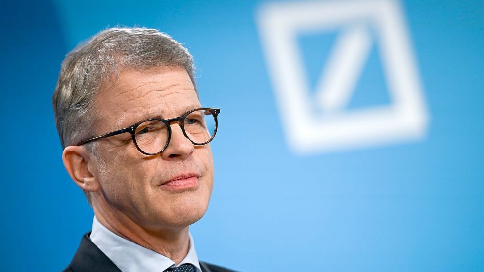 Deutsche-Bank-Chef Sewing kann mit einer Gesamtvergütung von knapp 10,5 Millionen Euro rechnen. (Archivbild) Foto: Florian Wiegand