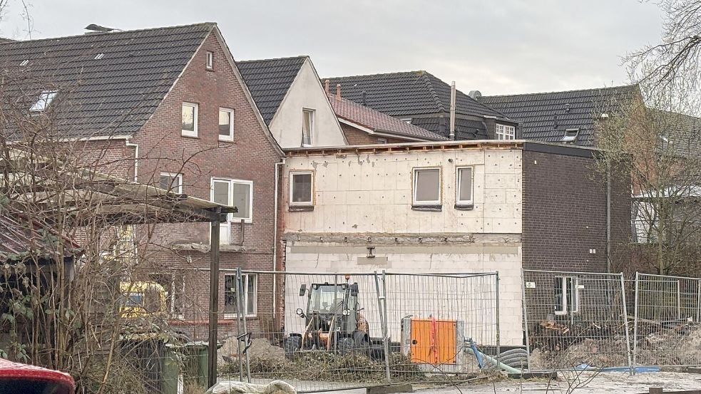 Die Stützen konnten von der hinteren Mauer des Gebäudes Marktstraße 9 wieder entfernt werden. Das Ladenlokal und die Wohnungen sind wieder freigegeben. Foto: Karin Böhmer