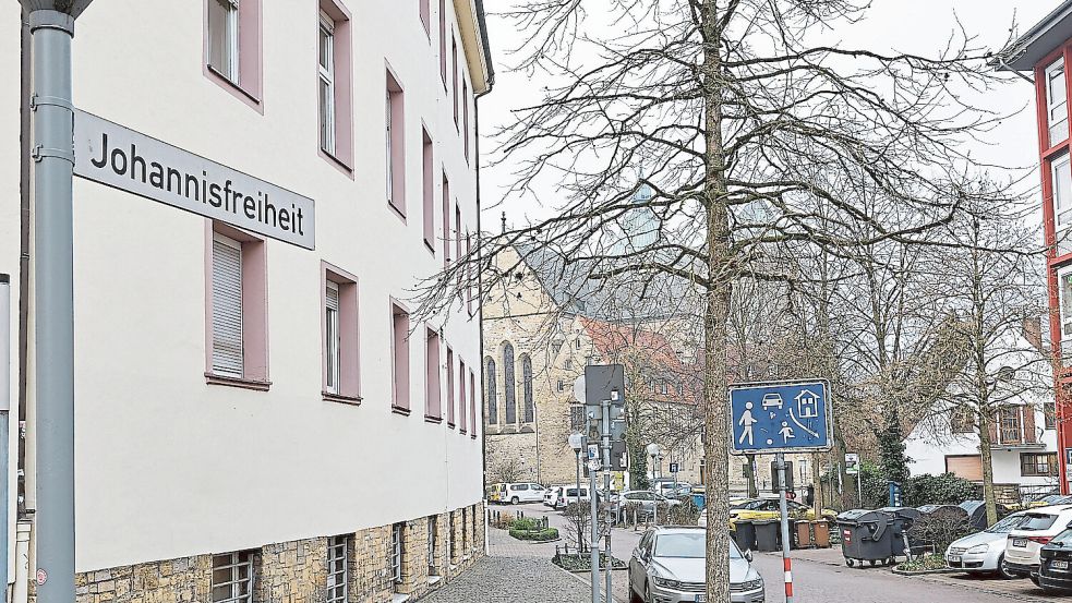 Von der verkehrsberuhigten Seitenstraße zu einer der wichtigsten Bus-Schneisen in Osnabrück: Über die Johannisfreiheit vor dem Marienhospital sollen Busse fahren – die Rede ist von bis zu 800 täglich. Foto: Jörn Martens