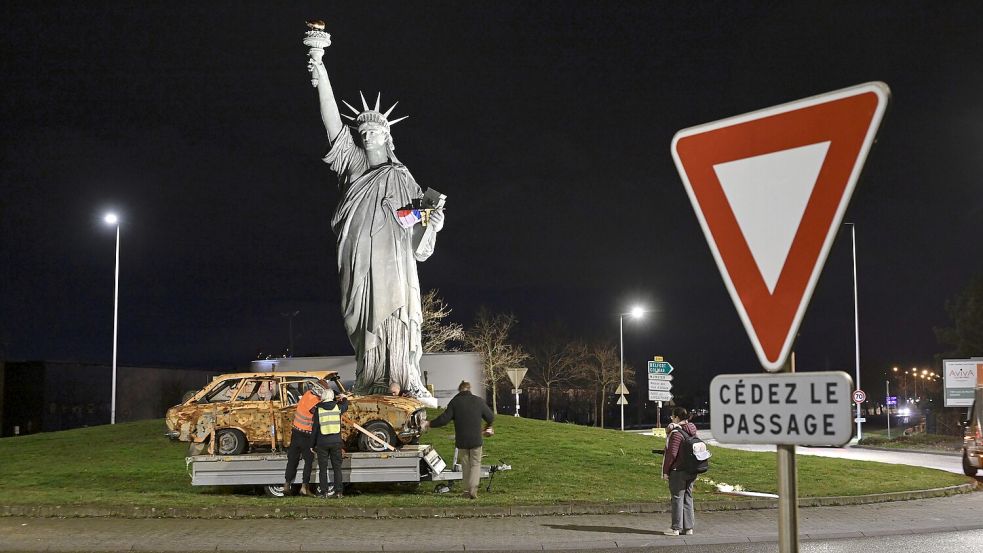 Mahnmal gegen den Krieg in der Ukraine: Der Osnabrücker Künstler Volker-Johannes Trieb platzierte am Jahrestag des russischen Überfalls ein zerschossenes Auto vor der Freiheitsstatue in Colmar (Frankreich). Foto: Hermann Pentermann