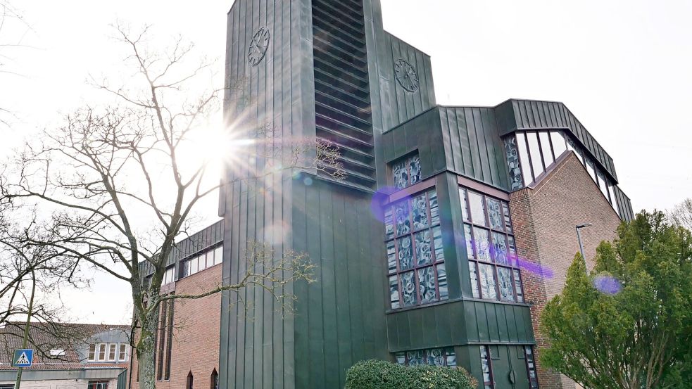 1956 wurde die katholische St.-Wiho-Kirche in Osnabrücks Stadtteil Hellern eingeweiht. Damals lebten dort 800 Katholiken. Heute sind es 1000 mehr – und dennoch wird das Gotteshaus zum Februar 2029 aufgegeben. Foto: Monika Vollmer