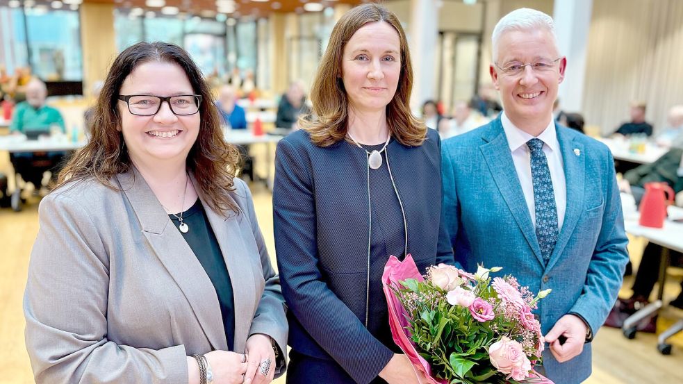 Sie ist die neue Erste Kreisrätin: Dr. Anna Meincke (Mitte), hier mit der Kreistagsvorsitzenden Anja Troff-Schaffarzyk und Landrat Matthias Groote. Foto: Karin Lüppen