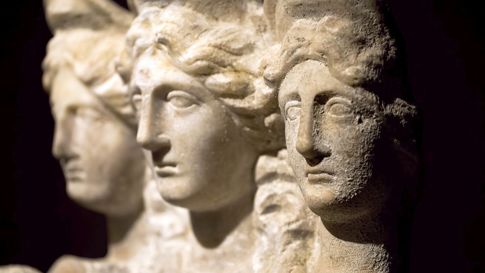 Das angeklagte Geschwisterpaar soll unter anderem Büsten der Kleopatra, ähnlich diesen griechischen Steinbüsten, in die Vereinigten Arabischen Emirate verkauft haben. Foto: IMAGO/Pond5 Images