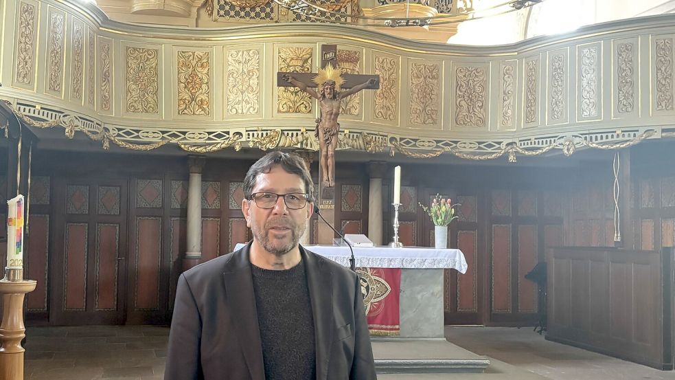Pastor Thomas Jäckel berichtet, was aus der Lutherkirche entwendet wurde. Foto: Jasmin Oltmanns