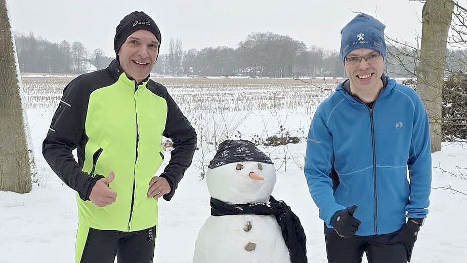 Benjamin Hoogstraat (rechts) und Frank Tabbert von den Ultrafriesen stellten ihren rechten Daumen hoch, als sie kürzlich den 5. MoMoMa-Marathon erfolgreich absolvierten. Foto: privat