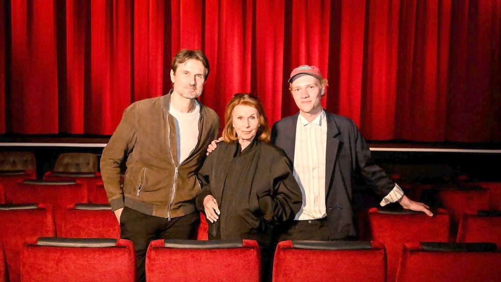 Senta Berger (M) macht Urlaub von der Reha - im Kino mit ihrem Sohn Simon Verhoeven (l) und dem Schauspieler Bruno Alexander (r). Foto: RONNY HEINE/Warner Bros. Enterta