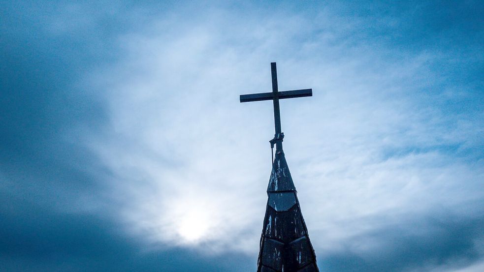 Menschen, die etwa von katholischen Priestern sexuell missbraucht wurden, können bei der Kirche Zahlungen beantragen. (Symbolbild) Foto: Jens Büttner