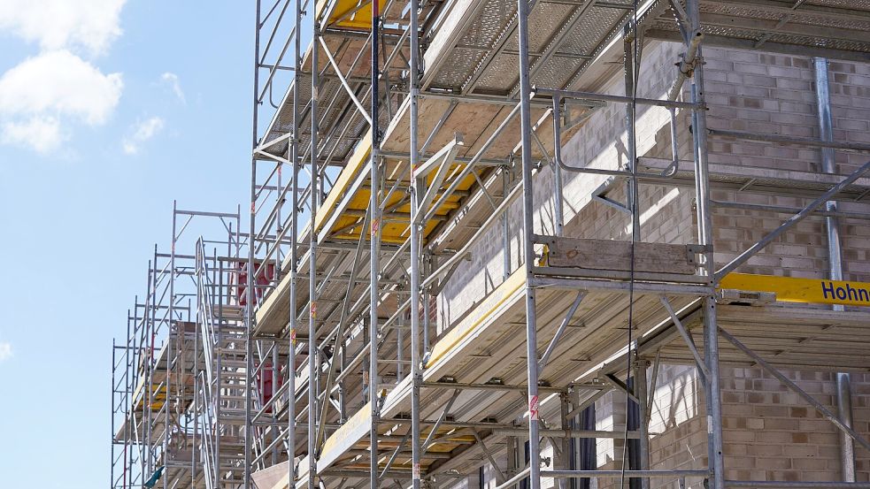 Das Baugerüst ist errichtet, ein neues Wohngebäude entsteht. Foto: dpa/Marcus Brandt