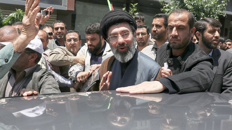 Chameneis Vater wurde bei Angriffen von Israel und USA getötet (Archivbild). Foto: Vahid Salemi/AP/dpa