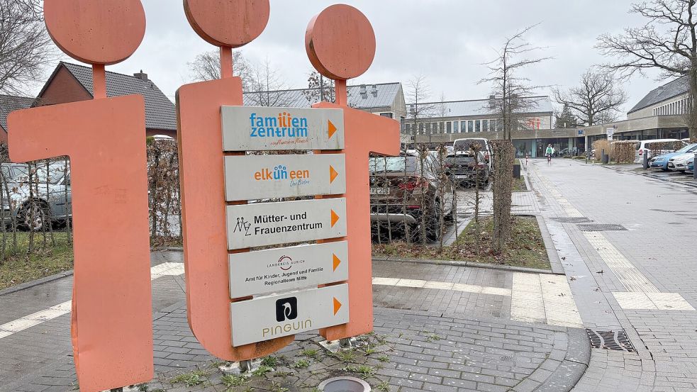 Die Parksituation am Jugend- und Familienzentrum in der Jahnstraße ist seit Jahren angespannt. Vor allem morgens und mittags herrscht hier reger Verkehr. Foto: Mieke Matthes