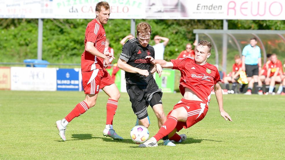 Im Hinspiel Ende August setzte sich der TuS Pewsum mit 2:0 gegen TuRa 07 Weszrhauderfehn (am Ball Jasper Weber) durch. Foto: Heinz Wagenaar