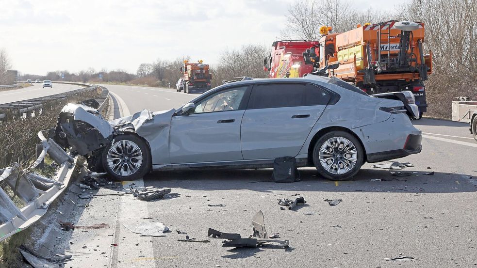 Laut Polizei prallte das Auto mit einem Sicherungswagen der Autobahnmeisterei zusammen. Foto: Bernd Wüstneck