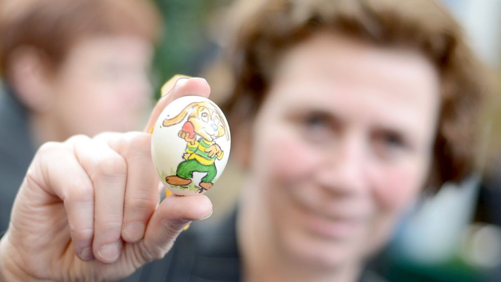 Seit Jahren gibt es beim Ostfriesischen Ostereiermarkt in Filsum kleine Kunstwerke auf Eierschalen zu sehen. Foto: Sebastian Bete/Archiv