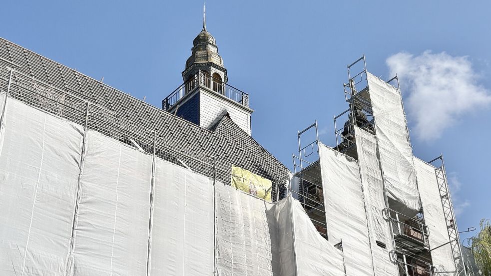 Die Sanierung der Fassade am Ubbo-Emmius-Gymnasium in Leer war deutlich aufwändiger als gedacht. Holzteile waren stark angegriffen, die Arbeiten werden teurer. Foto: Klaus Ortgies/Archiv