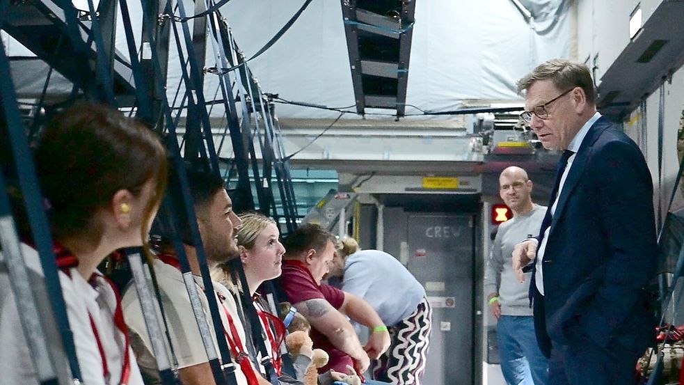 Auch Außenminister Wadephul nahm gestrandete Deutsche bei seiner Reise in den Nahen Osten in seinem Flugzeug mit. Foto: Sebastian Christoph Gollnow/dpa