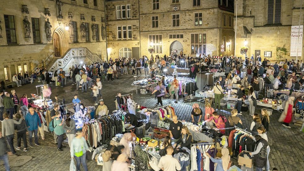 2024 fand der Nachtflohmarkt in Osnabrück zuletzt statt – und zog wie immer eine Menge Besucher in die Altstadt. Foto: Lauren Rote