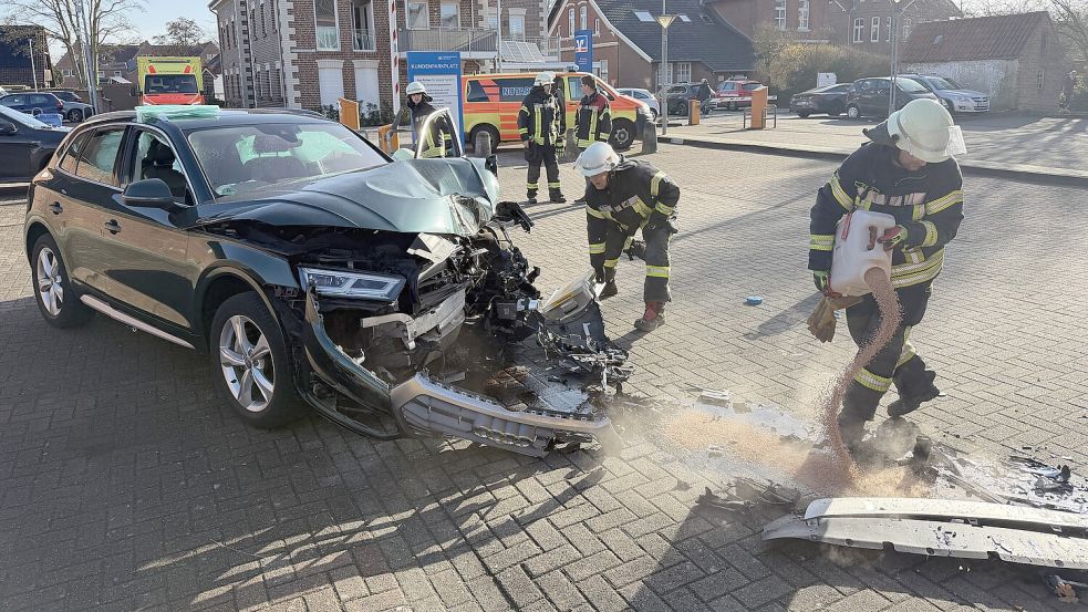 Ein Auto ist in Norden gegen eine Garage geprallt. Foto: Feuerwehr Norden/Thomas Weege