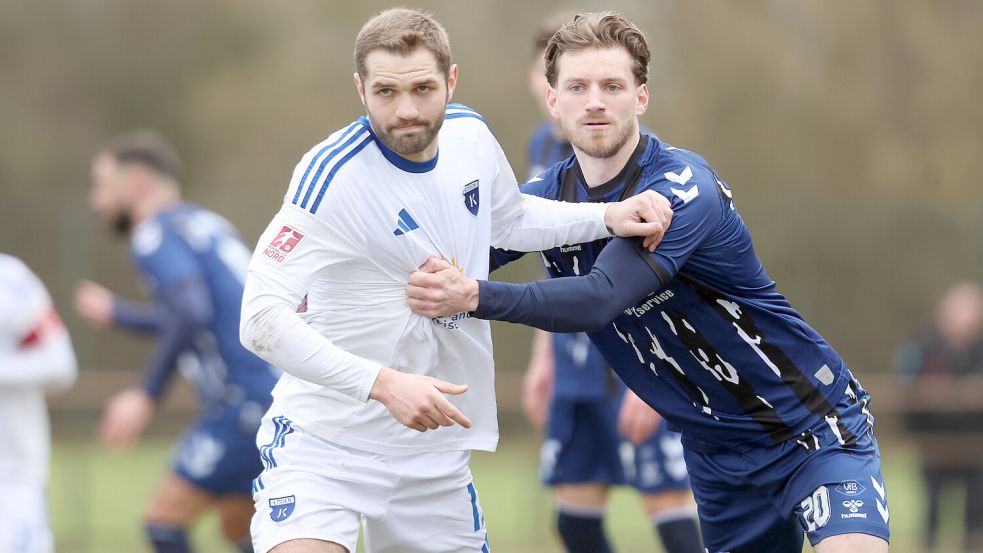 Marten Schmidt (links) traf beim 2:0-Hinspielsieg der Emder in Norderstedt zum Endstand. Foto: Jens Doden/Emden