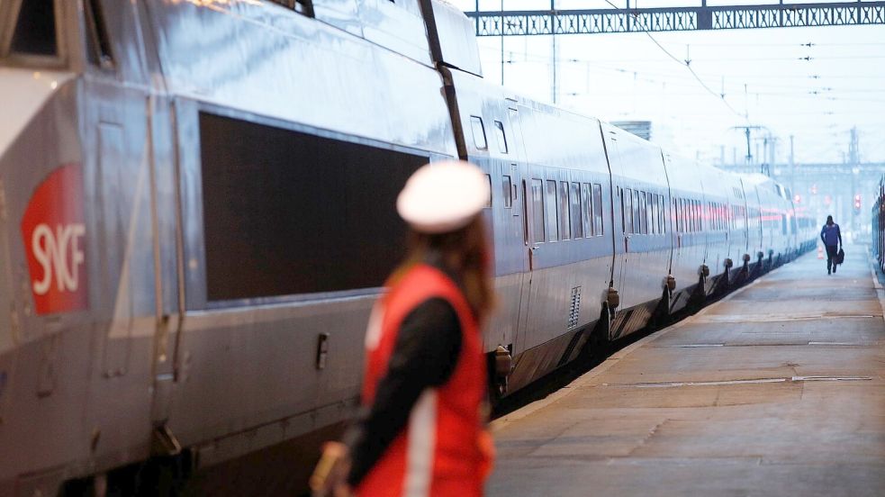 Mit einem Leitfaden mit Bekleidungs- und Schminktipps hat Frankreichs Bahn sich Ärger mit der Gewerkschaft eingehandelt. (Archivbild) Foto: Christophe Ena/AP/dpa