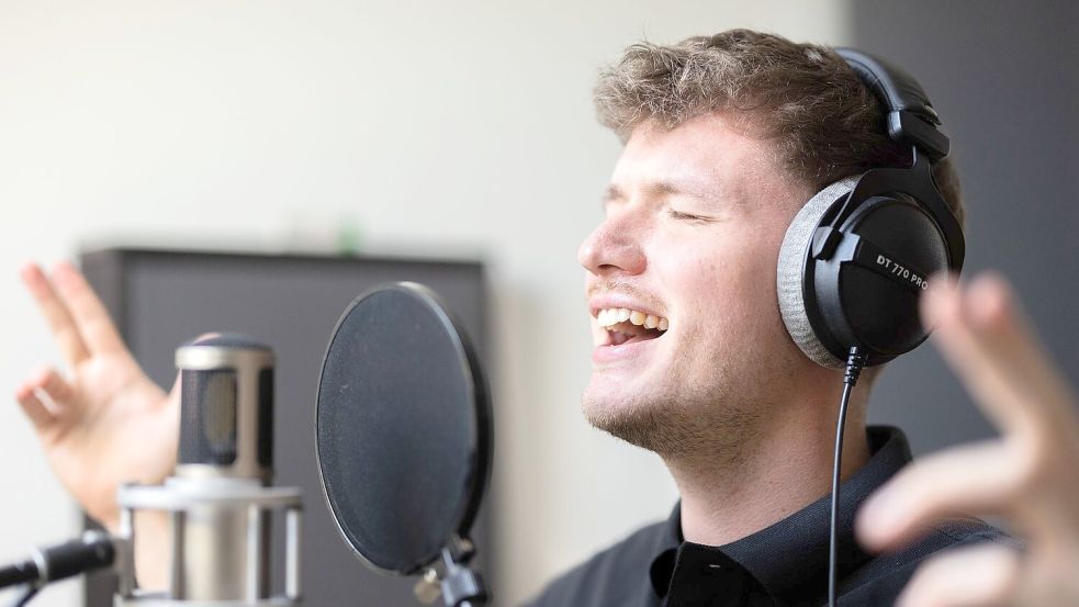 Hier entstehen die Hits: Julian Sommer in seiner Tonkabine. Foto: Rolf Vennenbernd