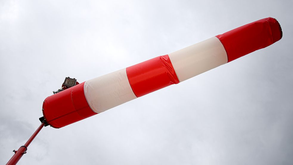 Der Deutsche Wetterdienst warnt vor Sturmböen in Aurich, Wittmund und Emden. Auch in Leer wird vor Windböen gewarnt. Symbolfoto: Robert Michael/dpa-Zentralbild/dpa