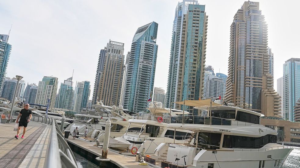 Ein Mann spaziert entlang der Dubai Marina. Foto: Fatima Shbair/AP/dpa