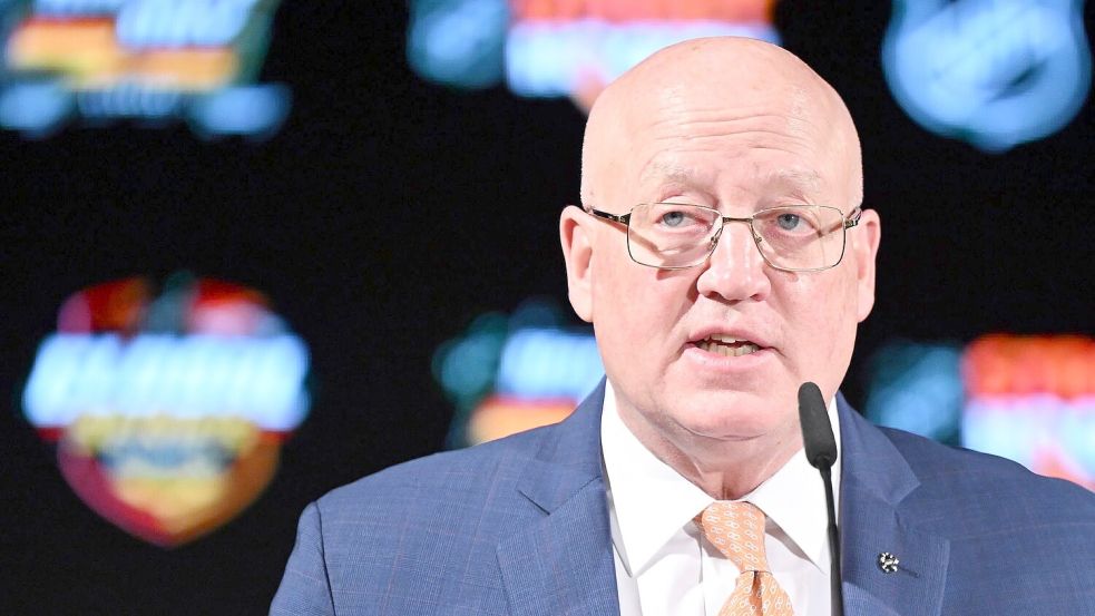 Bill Daly, stellvertretender Commissioner der NHL, verkündet, dass die nordamerikanische Eishockeyliga nach Deutschland kommt. Foto: Federico Gambarini/dpa