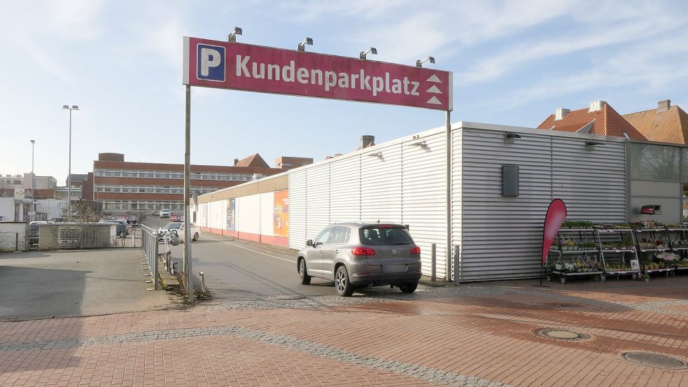 Vor einem Supermarkt war am Mittwochabend gegen 20.45 Uhr ein Streit derart eskaliert, dass ein Jugendlicher starb. Nach dpa-Informationen war er 15 Jahre alt. Foto: --/Danfoto/dpa