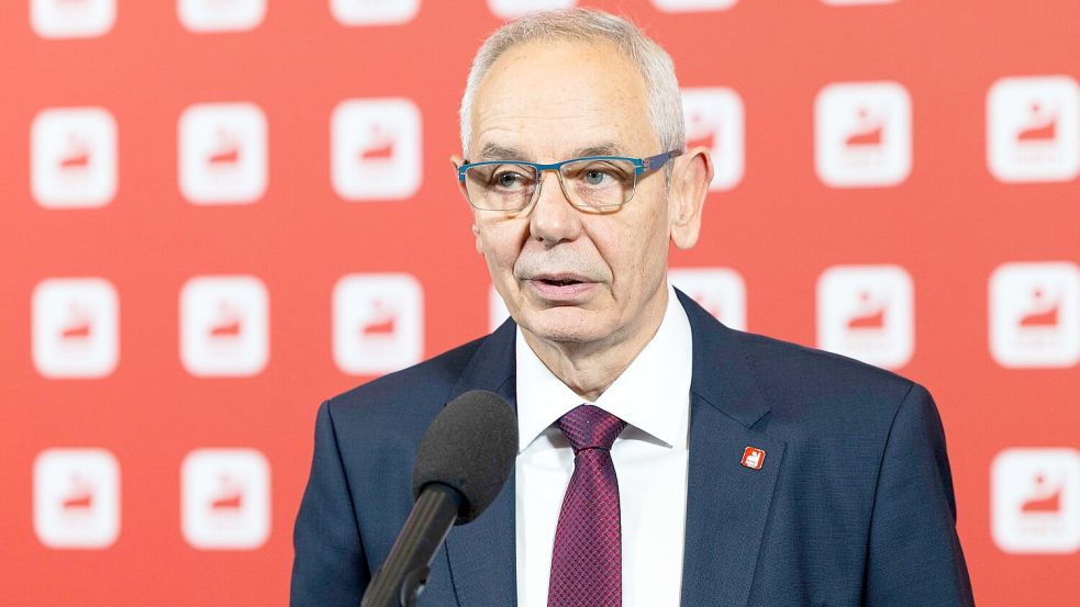 IG-BCE-Chef Michael Vassiliadis warnt vor einem Kahlschlag, etwa in der Chemieindustrie (Archivbild) Foto: Michael Matthey