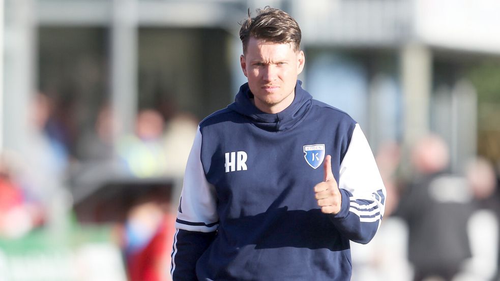 Daumen nach oben: Henning Rießelmann geht in ein weiteres Jahr mit Kickers Emden. Foto: Jens Doden, Emden