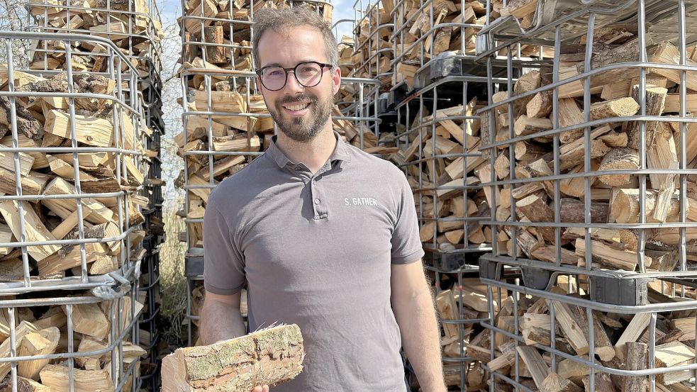 Simon Gather setzt auf umweltgerecht hergestelltes Brennholz in idealer Größe.