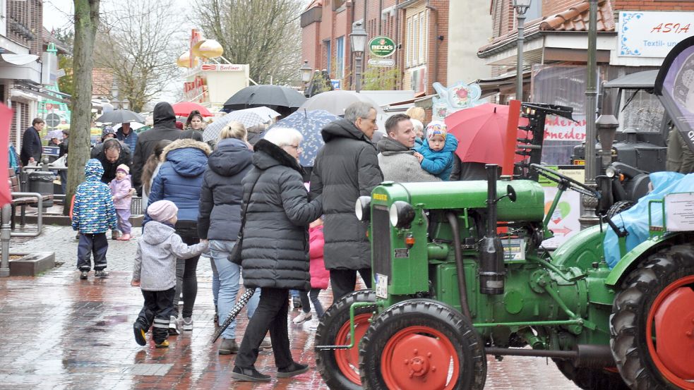Der Frühlingsmarkt in Wittmund lockte auch in den vergangenen Jahren Gäste an – auch wenn das Wetter nicht immer mitspielte. Foto: Susanne Ullrich/Archiv