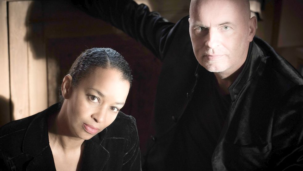 Constanze Friend und Thomas Fellow stehen als Duo Friend ’N Fellow im Kultur-Gulfhof Freepsum auf der Bühne. Foto: Ulrike Mönnig