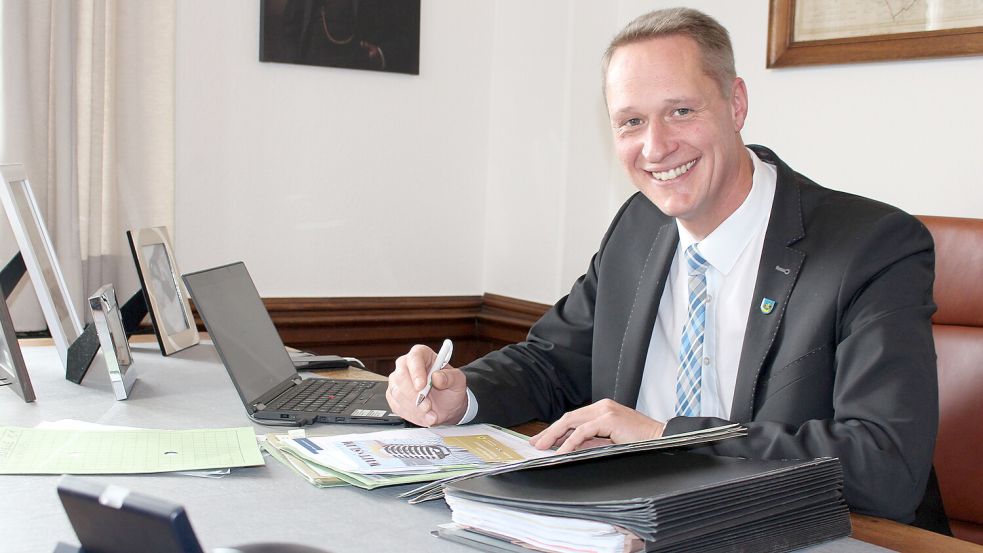 Landrat Holger Heymann (SPD) an seinem Schreibtisch im Kreishaus. Foto: Imke Oltmanns