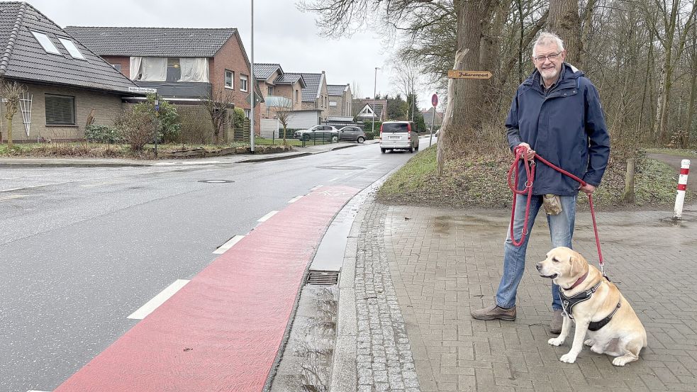 Anwohner Hayo Hayunga geht häufig mit Hund Chico im Julianenpark spazieren. Foto: Jonas Bothe