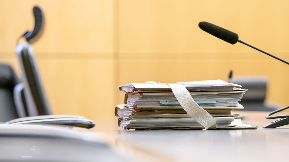 Akten liegen vor Beginn eines Prozesses am Platz des Vorsitzenden Richters. Symbolfoto: Silas Stein/dpa