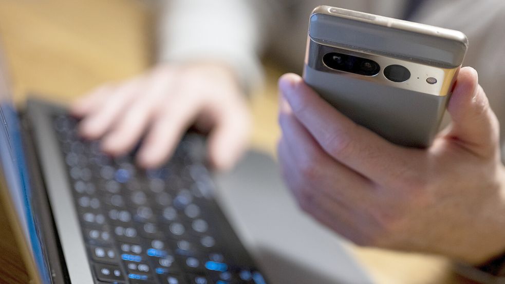 Cyber-Kriminalität: Ein 23-Jähriger aus Delfzijl soll Jugendliche dazu angestiftet haben, sich als Bankmitarbeiter ausgegeben zu haben. Foto: Monika Skolimowska/dpa